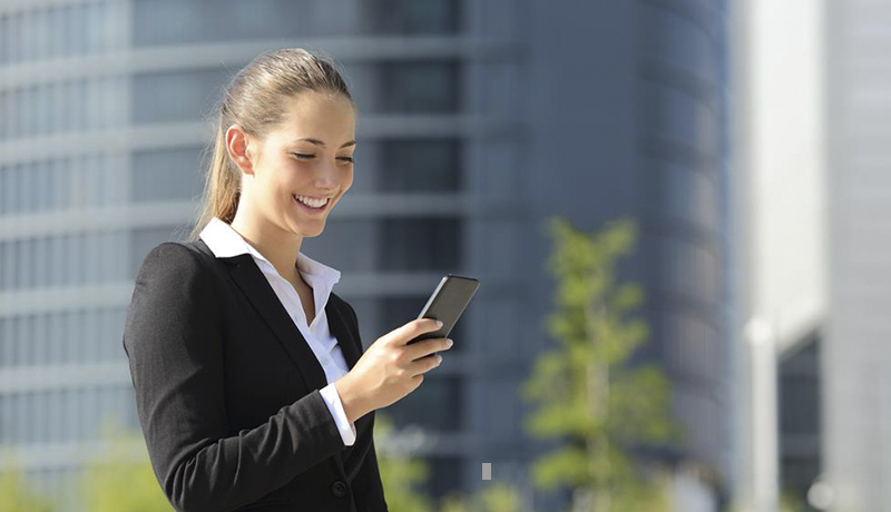 Corretora de plano de saúde conversando com o cliente pelo celular